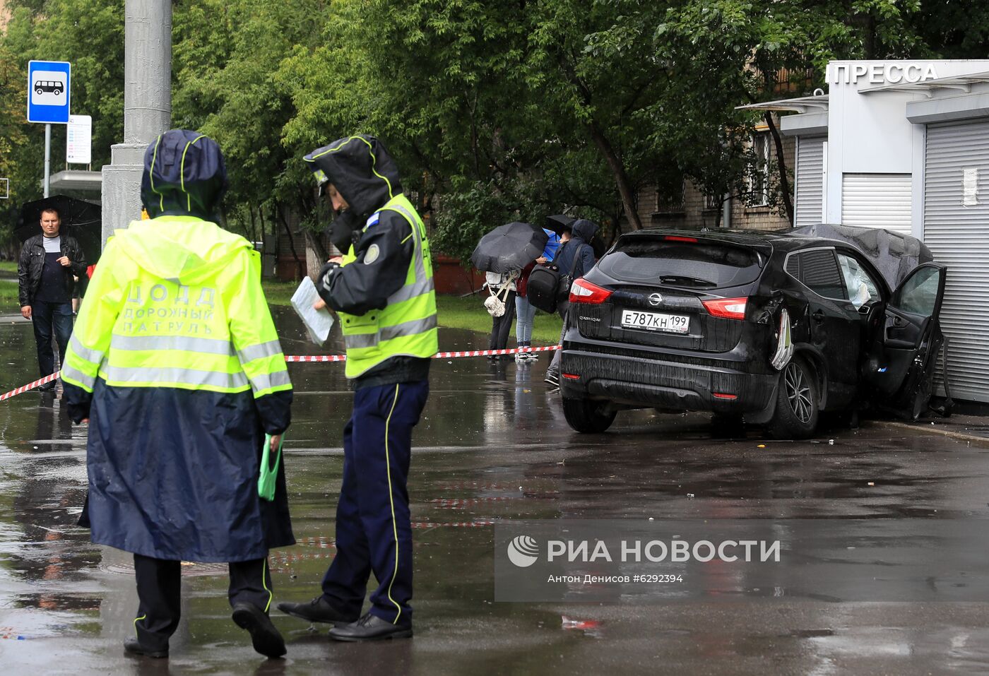 Автомобиль наехал на пешеходов после ДТП в Люблино