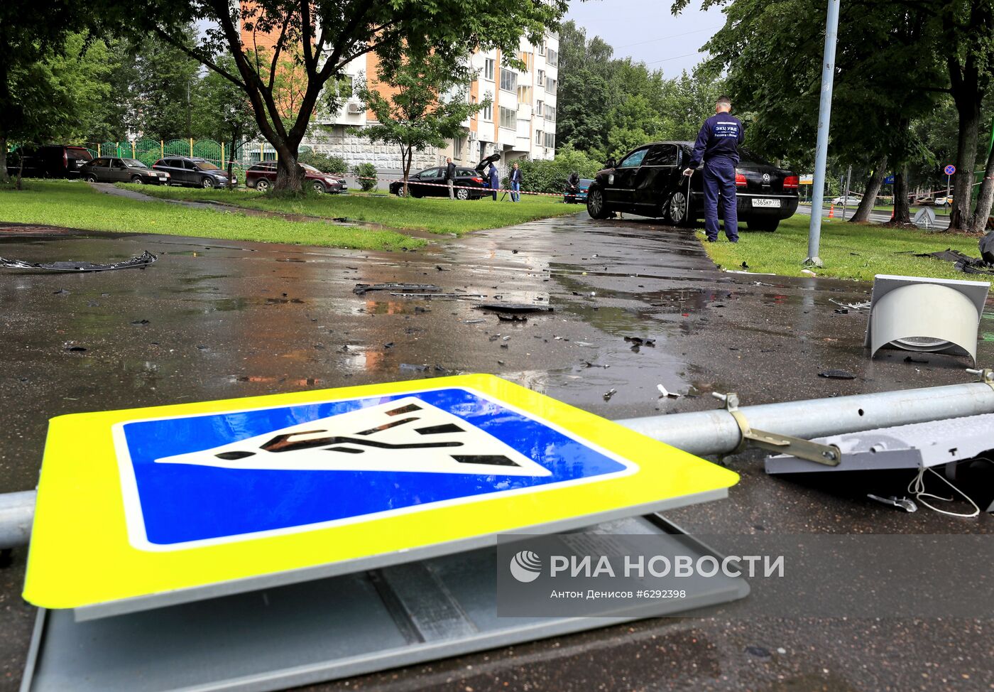 Автомобиль наехал на пешеходов после ДТП в Люблино