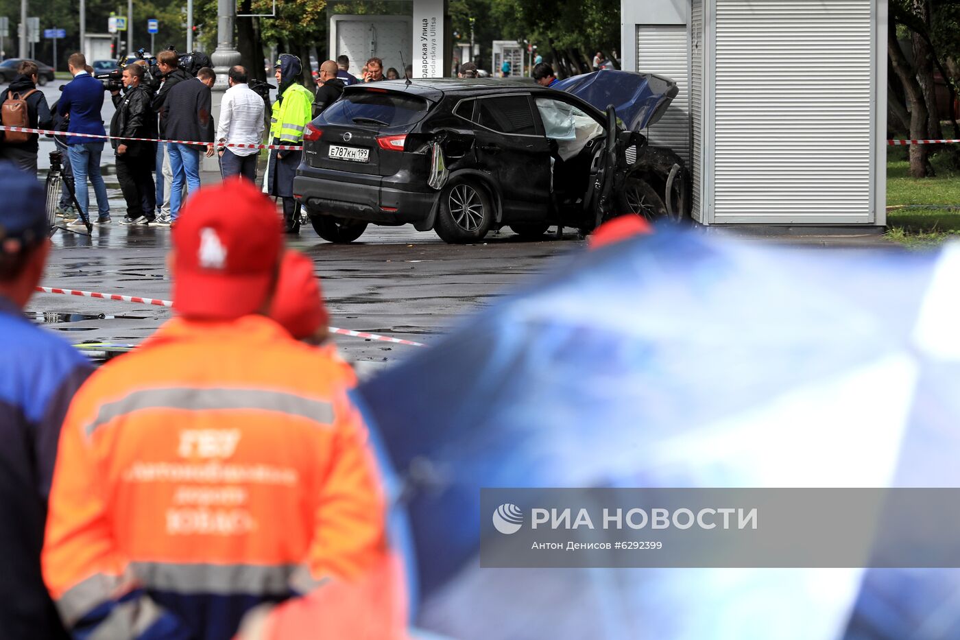 Автомобиль наехал на пешеходов после ДТП в Люблино