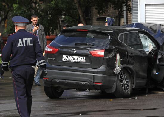 Автомобиль наехал на пешеходов после ДТП в Люблино