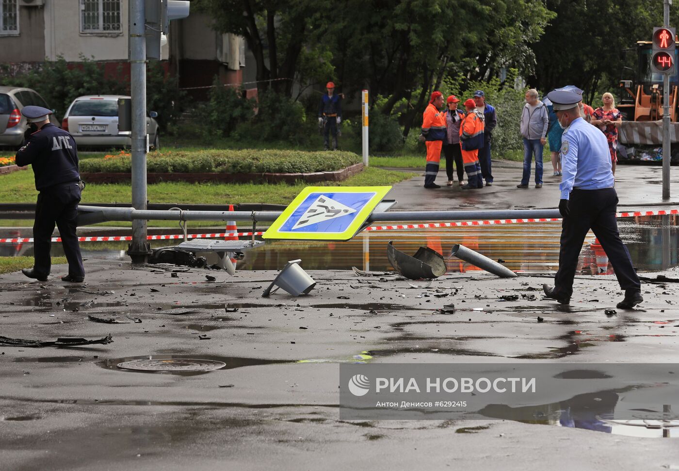 Автомобиль наехал на пешеходов после ДТП в Люблино