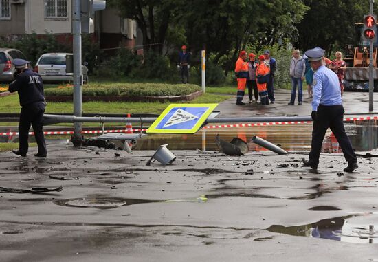 Автомобиль наехал на пешеходов после ДТП в Люблино