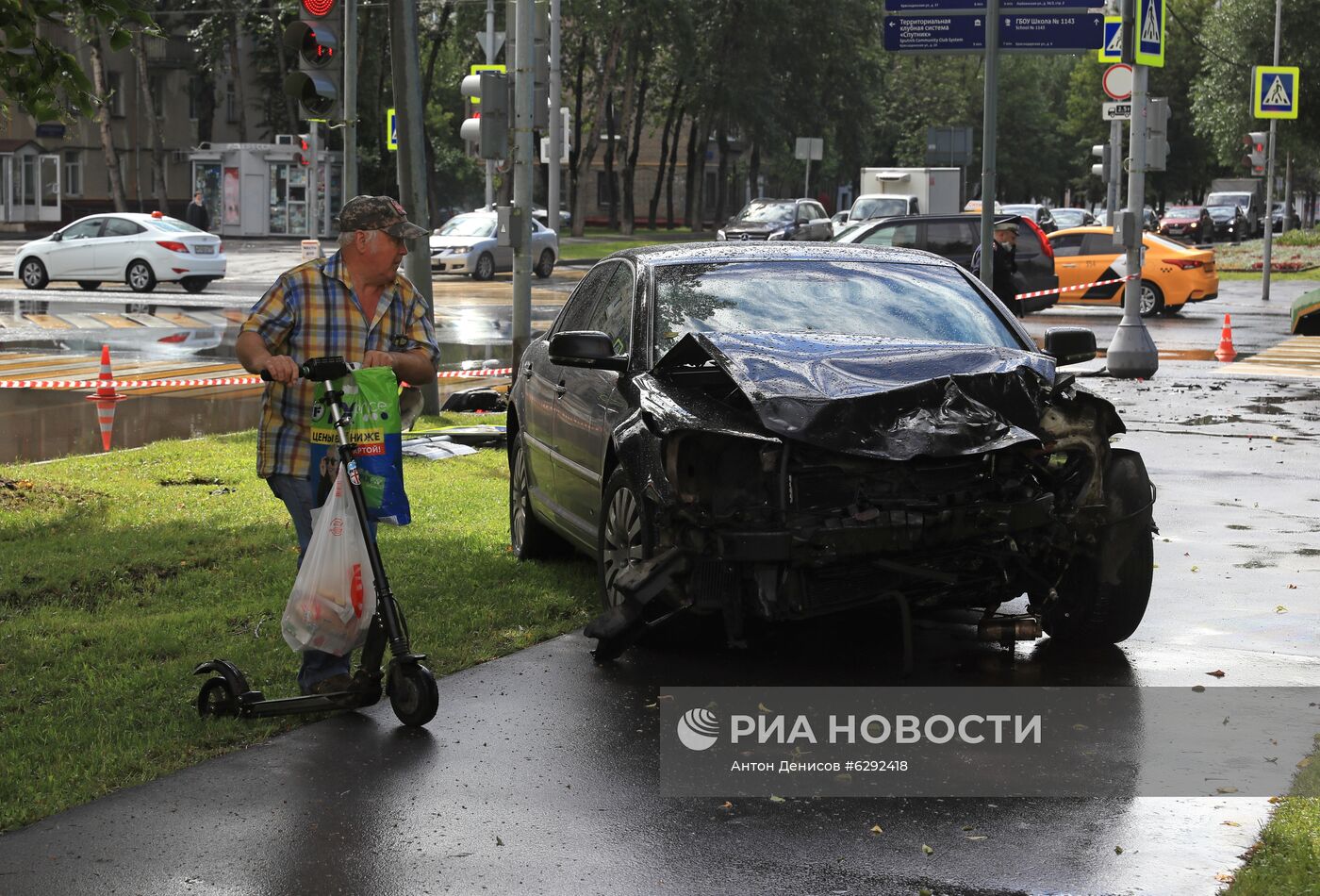 Автомобиль наехал на пешеходов после ДТП в Люблино