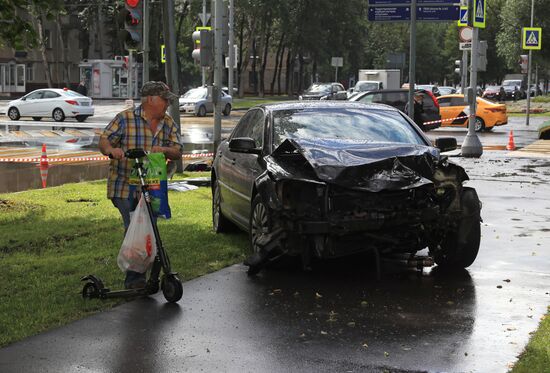 Автомобиль наехал на пешеходов после ДТП в Люблино