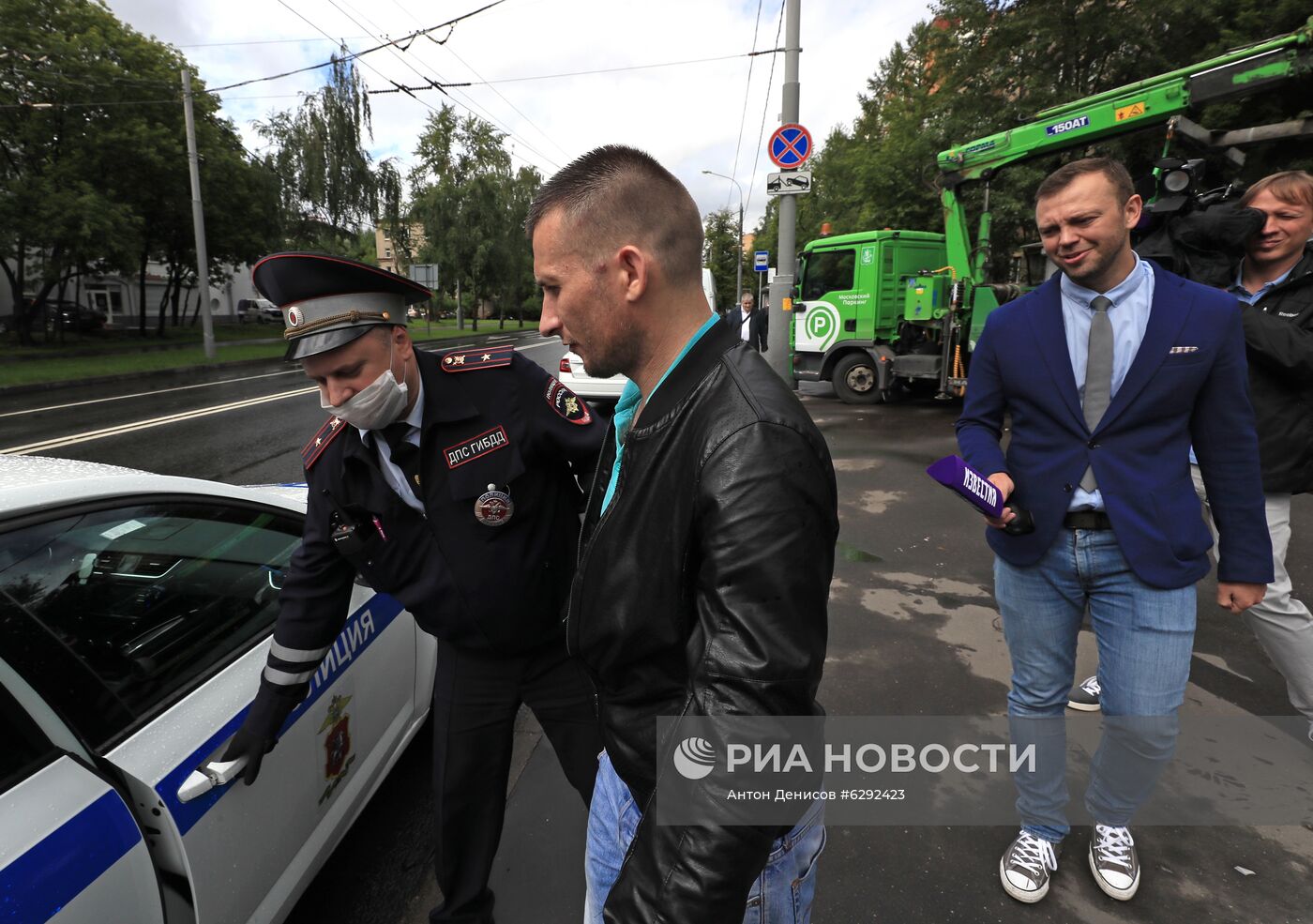 Автомобиль наехал на пешеходов после ДТП в Люблино