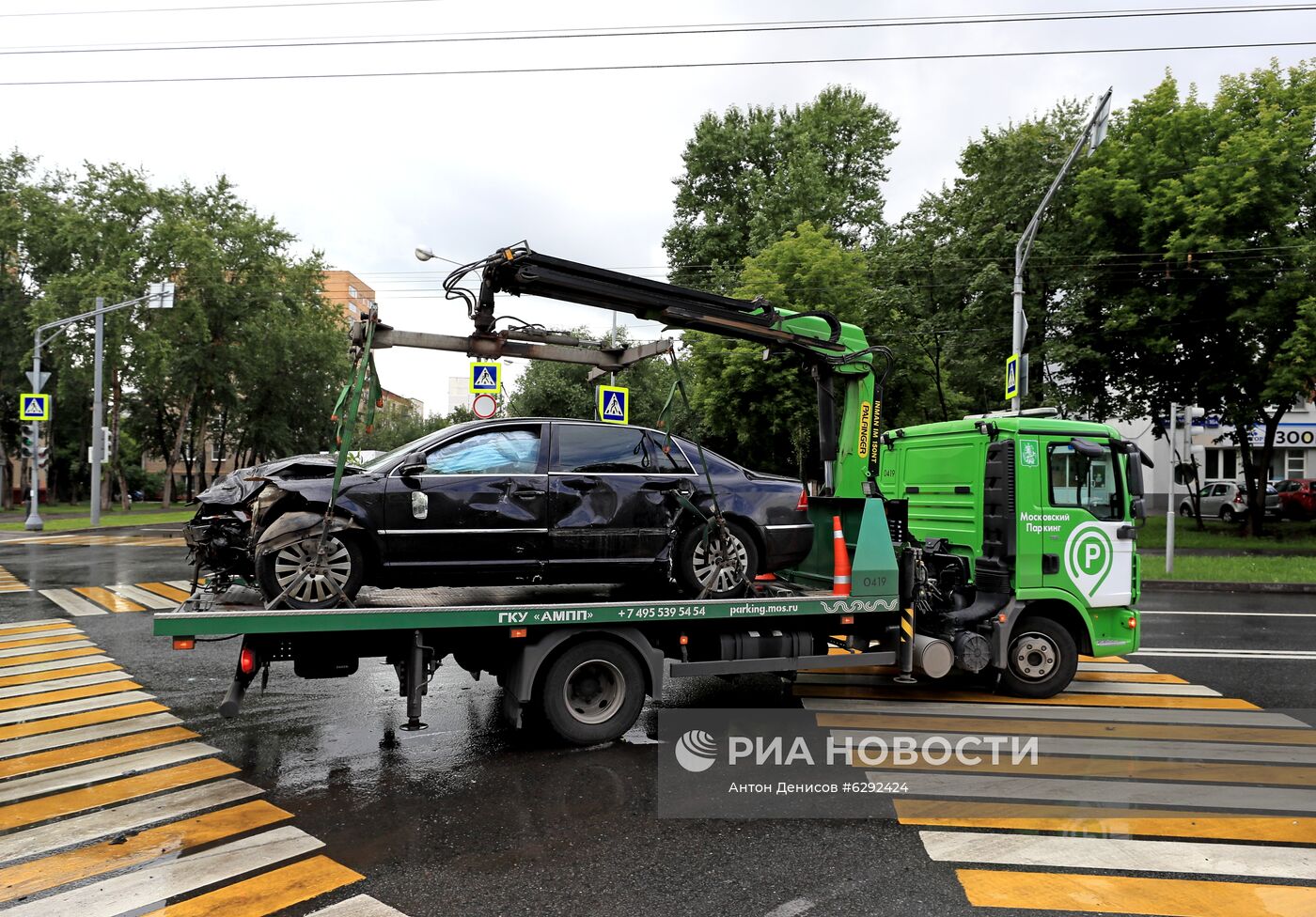 Автомобиль наехал на пешеходов после ДТП в Люблино