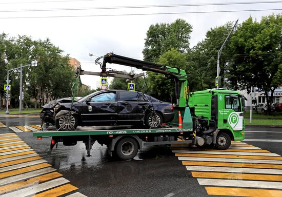 Автомобиль наехал на пешеходов после ДТП в Люблино