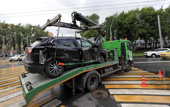 Автомобиль наехал на пешеходов после ДТП в Люблино