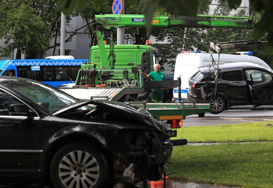 Автомобиль наехал на пешеходов после ДТП в Люблино