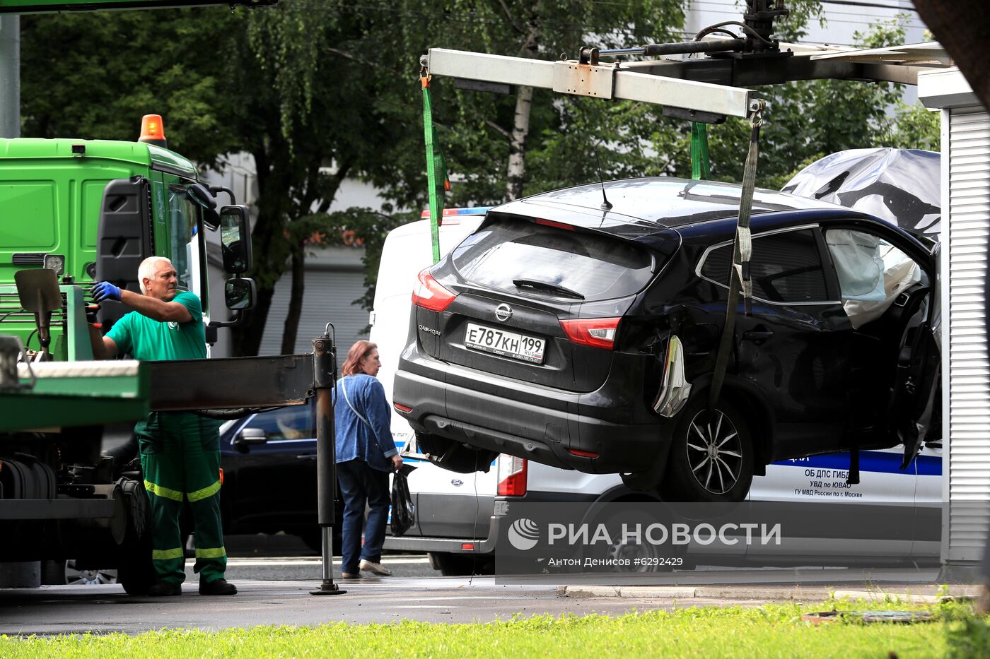 Автомобиль наехал на пешеходов после ДТП в Люблино