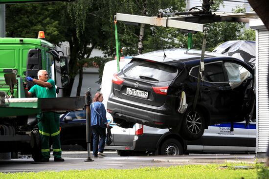 Автомобиль наехал на пешеходов после ДТП в Люблино