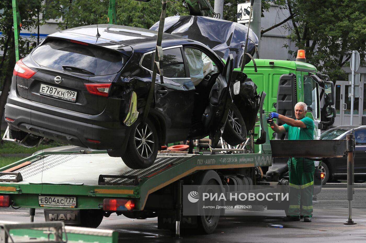 Автомобиль наехал на пешеходов после ДТП в Люблино