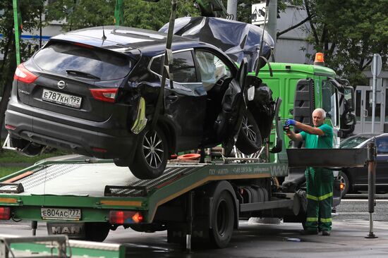 Автомобиль наехал на пешеходов после ДТП в Люблино