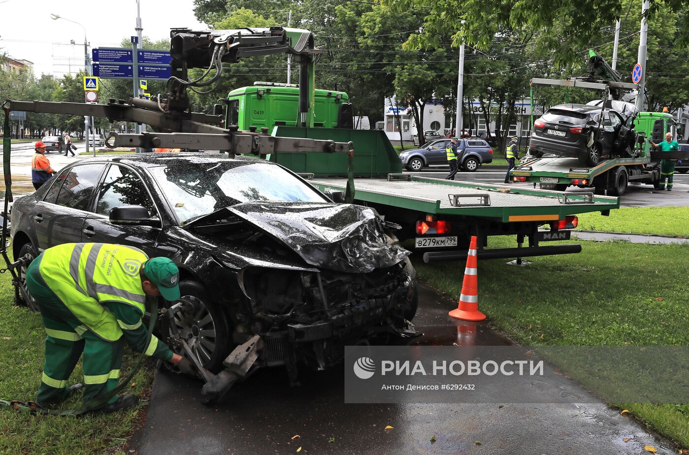 Автомобиль наехал на пешеходов после ДТП в Люблино