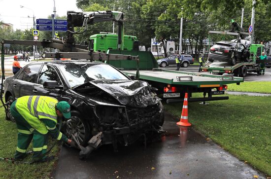 Автомобиль наехал на пешеходов после ДТП в Люблино
