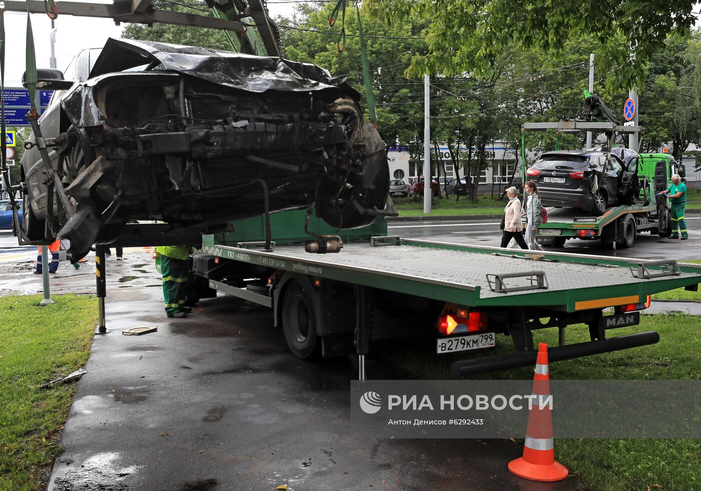 Автомобиль наехал на пешеходов после ДТП в Люблино