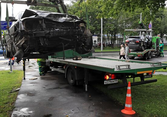 Автомобиль наехал на пешеходов после ДТП в Люблино
