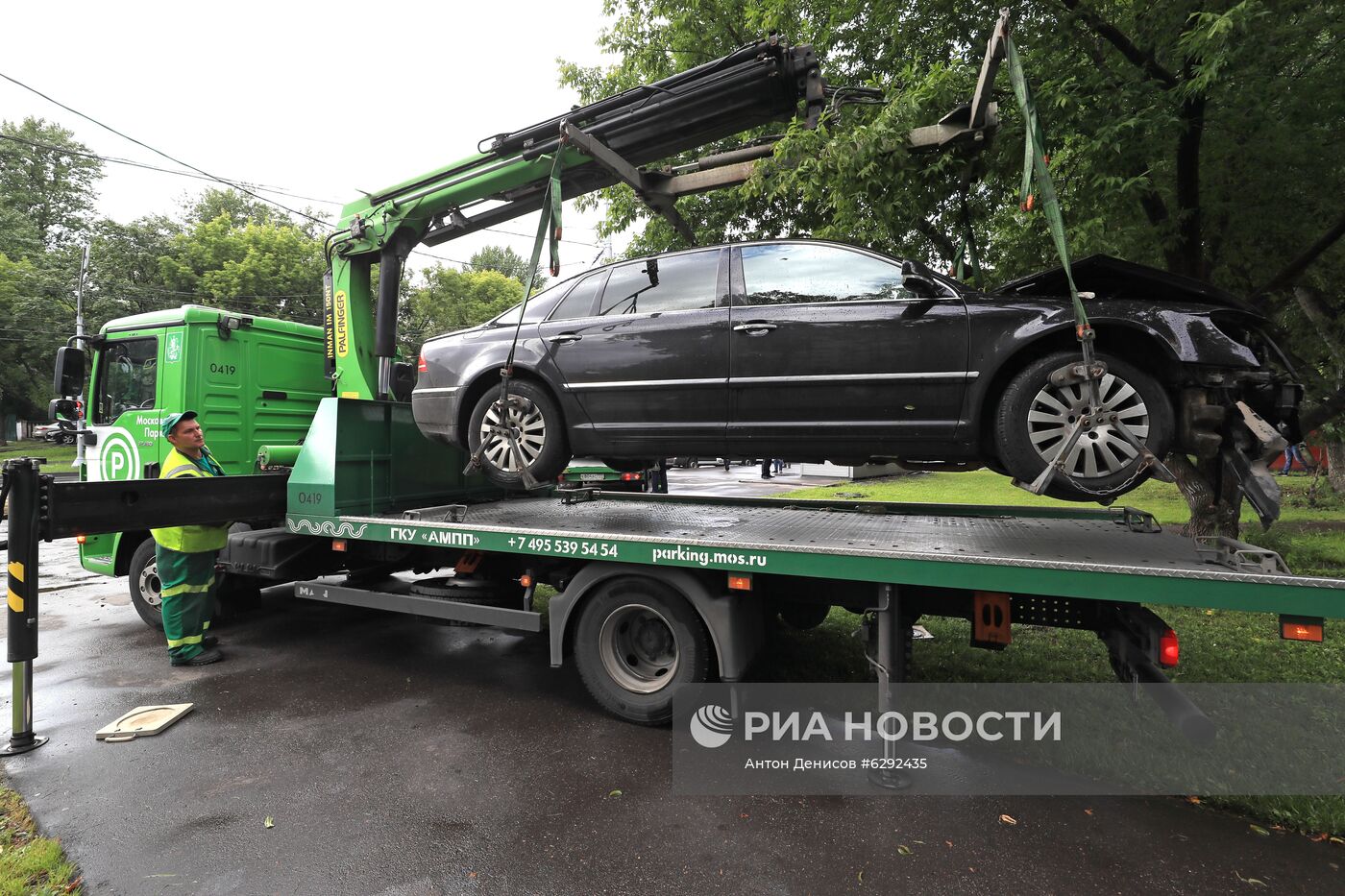 Автомобиль наехал на пешеходов после ДТП в Люблино