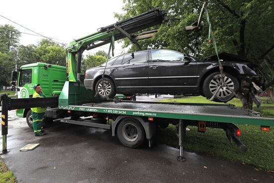 Автомобиль наехал на пешеходов после ДТП в Люблино