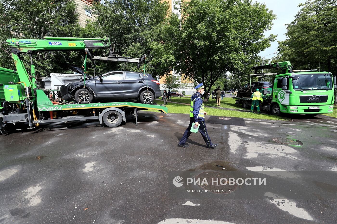 Автомобиль наехал на пешеходов после ДТП в Люблино