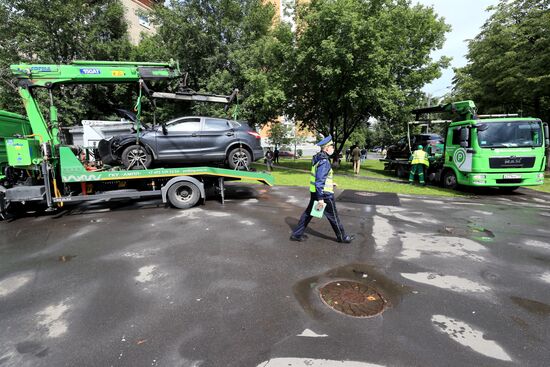 Автомобиль наехал на пешеходов после ДТП в Люблино