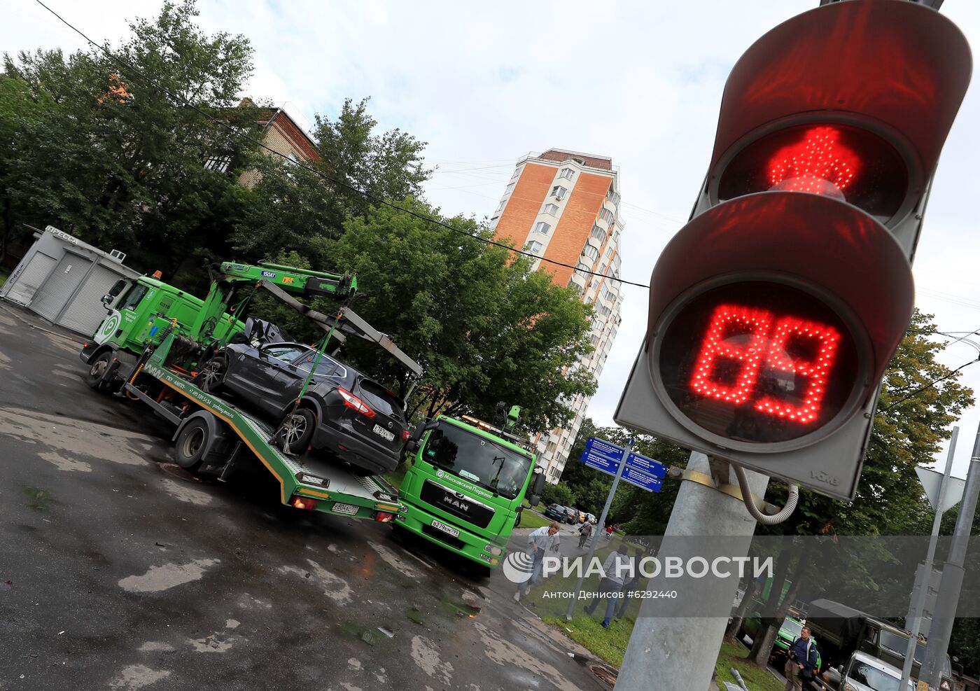 Автомобиль наехал на пешеходов после ДТП в Люблино