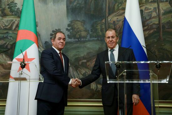 Встреча глав МИД РФ и Алжира С. Лаврова и С. Букадума 