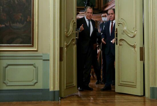 Встреча глав МИД РФ и Алжира С. Лаврова и С. Букадума 