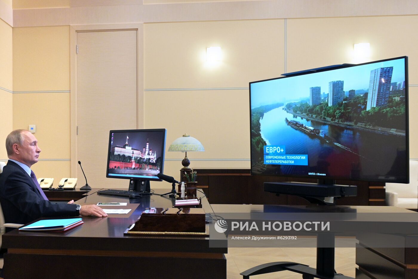 Президент РФ В. Путин дал старт работе комплекса переработки нефти Евро+ на МНПЗ