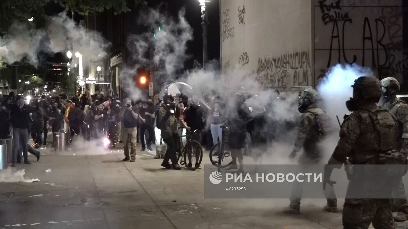 Освещавшие протесты в Портленде журналисты "Первого канала" подверглись нападению со стороны полицейских