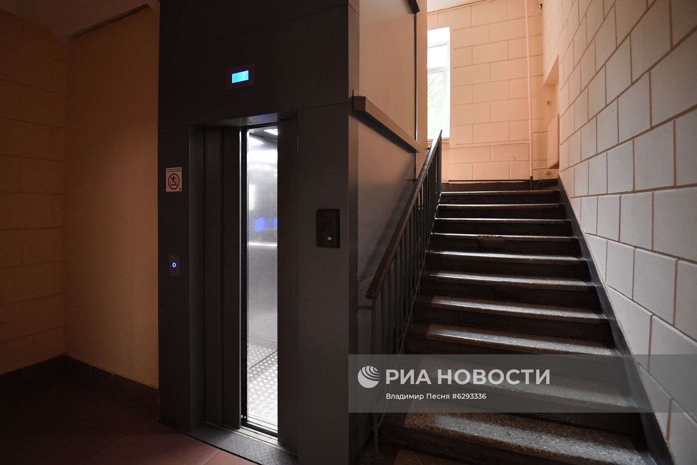 Замена лифта в жилом доме в Москве 
