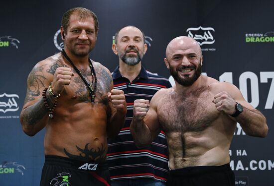 Процедура взвешивания А. Емельяненко и М. Исмаилова