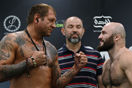 Процедура взвешивания А. Емельяненко и М. Исмаилова