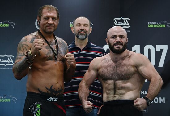 Процедура взвешивания А. Емельяненко и М. Исмаилова