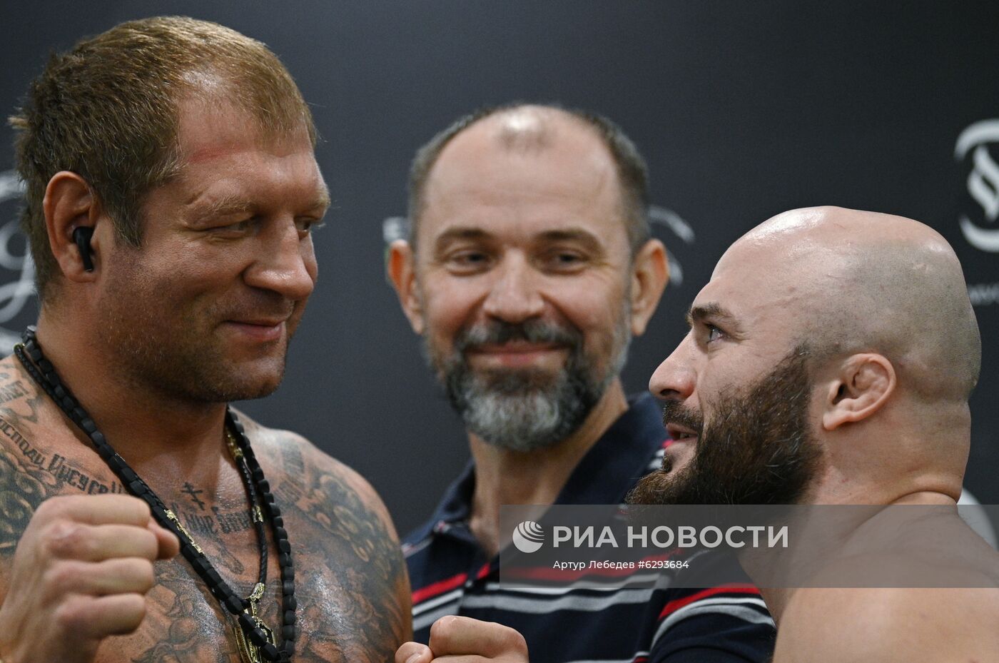 Процедура взвешивания А. Емельяненко и М. Исмаилова