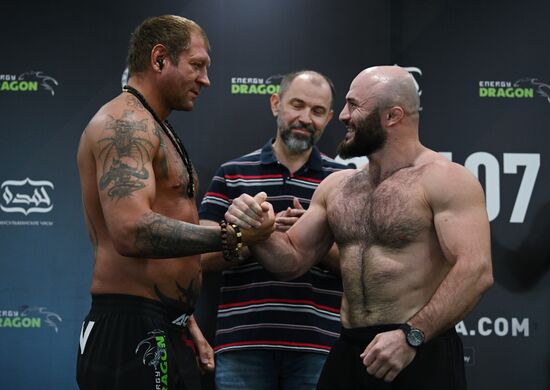 Процедура взвешивания А. Емельяненко и М. Исмаилова