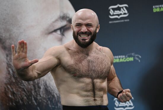 Процедура взвешивания А. Емельяненко и М. Исмаилова