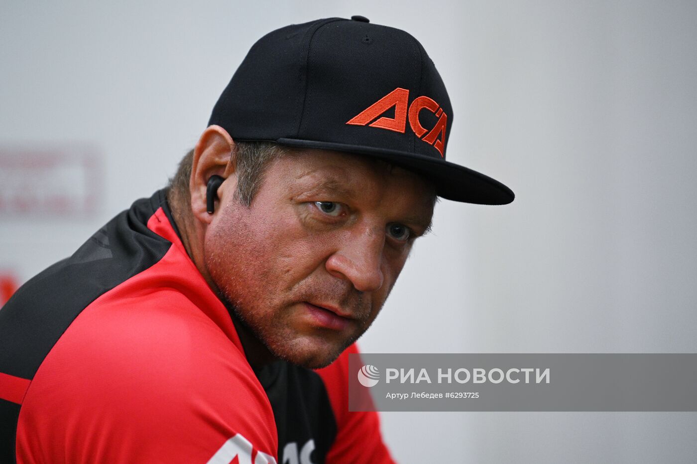 Процедура взвешивания А. Емельяненко и М. Исмаилова