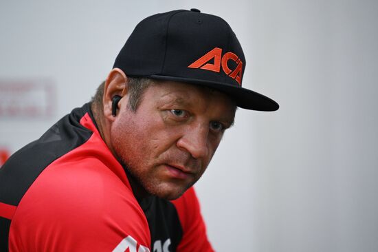 Процедура взвешивания А. Емельяненко и М. Исмаилова