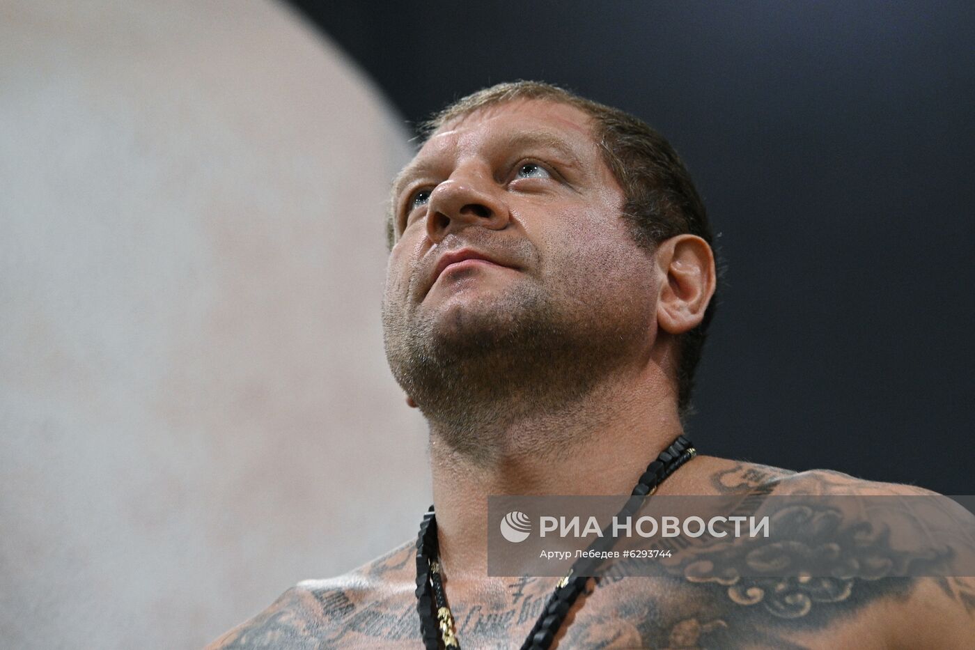 Процедура взвешивания А. Емельяненко и М. Исмаилова