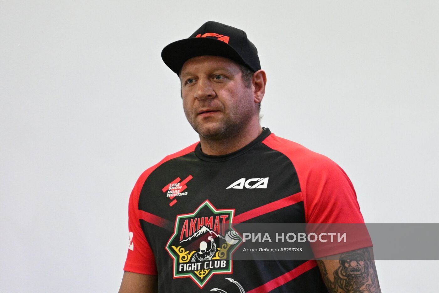 Процедура взвешивания А. Емельяненко и М. Исмаилова