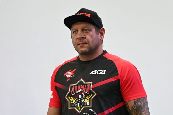 Процедура взвешивания А. Емельяненко и М. Исмаилова