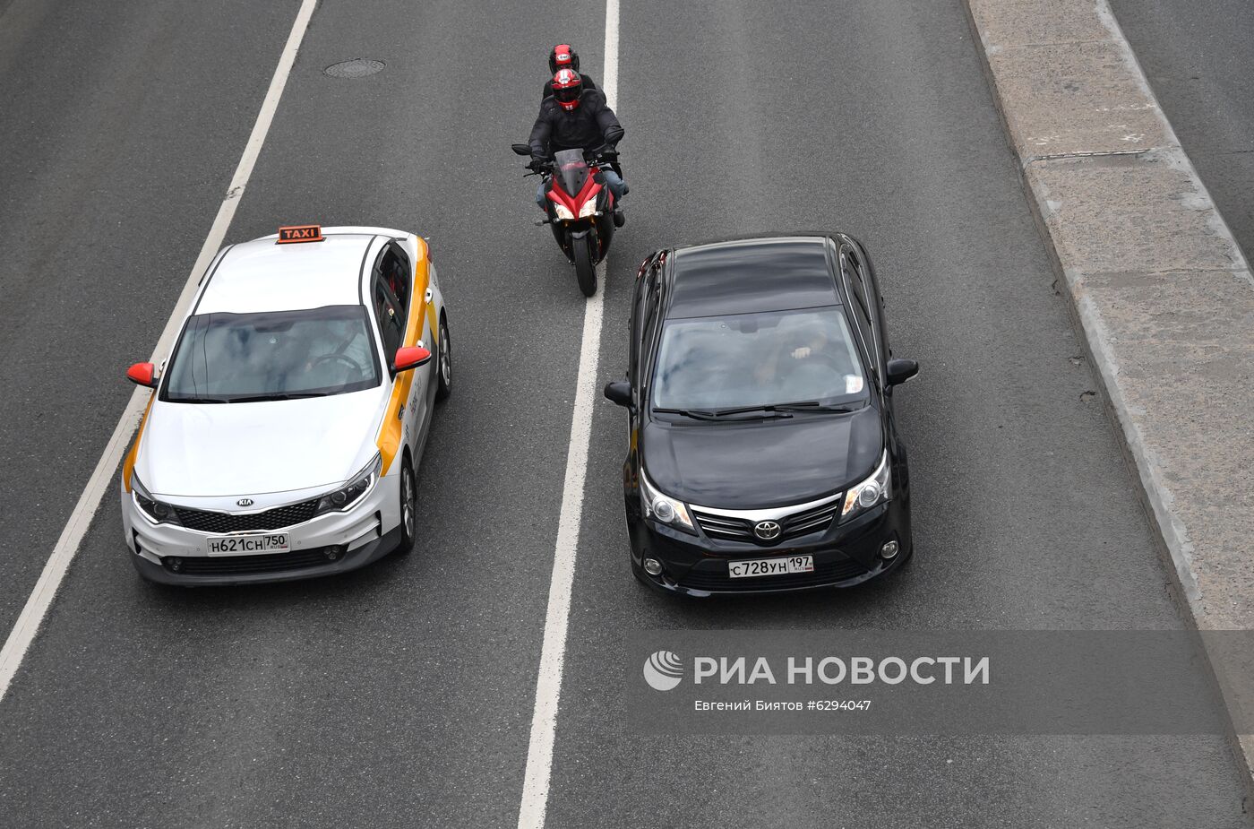 В Госдуме предложили штрафовать мотоциклистов за движение между рядами