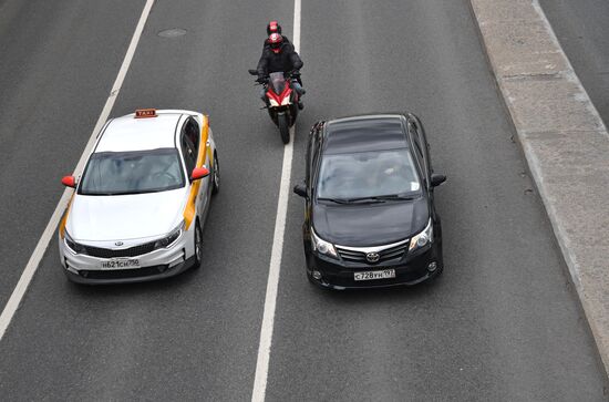В Госдуме предложили штрафовать мотоциклистов за движение между рядами