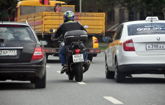 В Госдуме предложили штрафовать мотоциклистов за движение между рядами