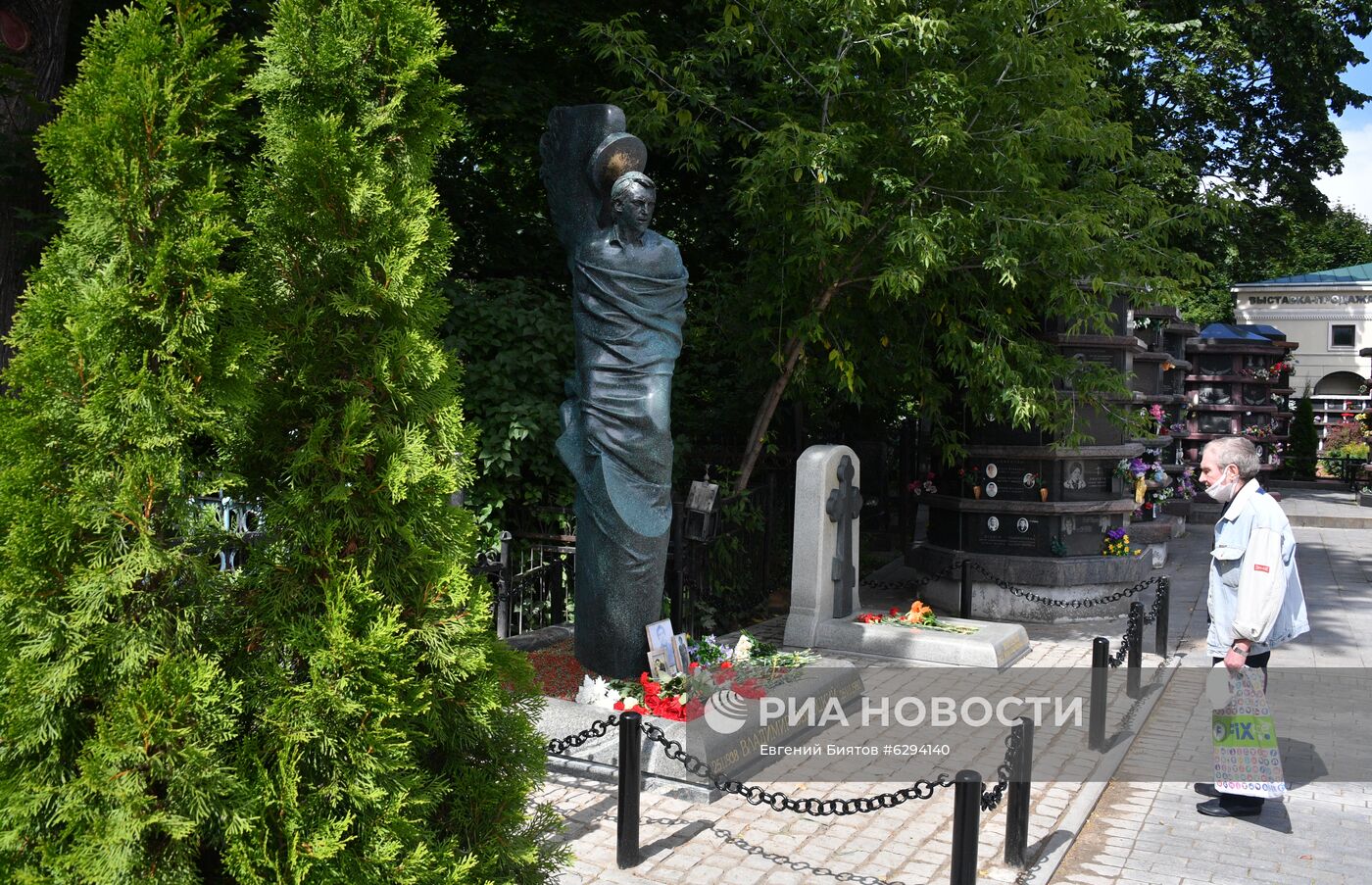 Памятник В. Высоцкому на Ваганьковском кладбище претерпел изменения