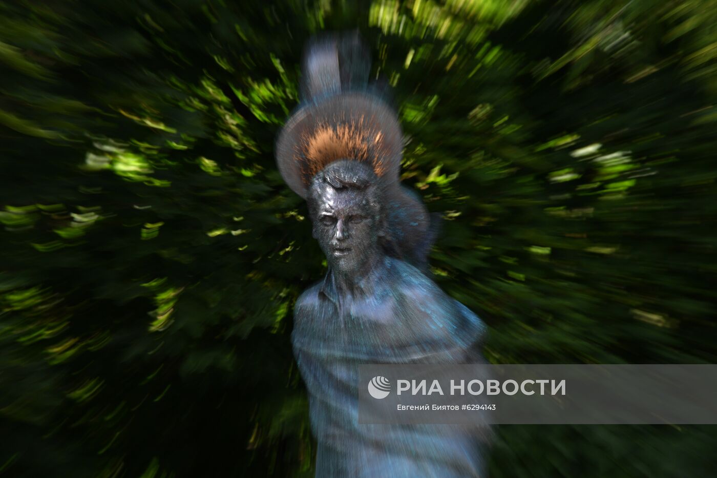Памятник В. Высоцкому на Ваганьковском кладбище претерпел изменения