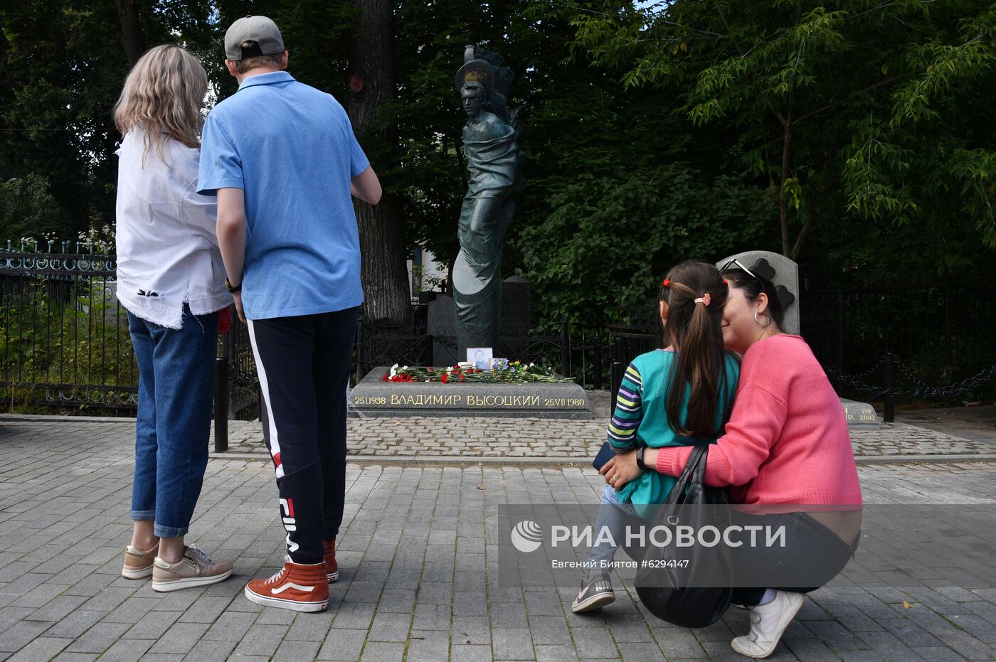 Памятник В. Высоцкому на Ваганьковском кладбище претерпел изменения
