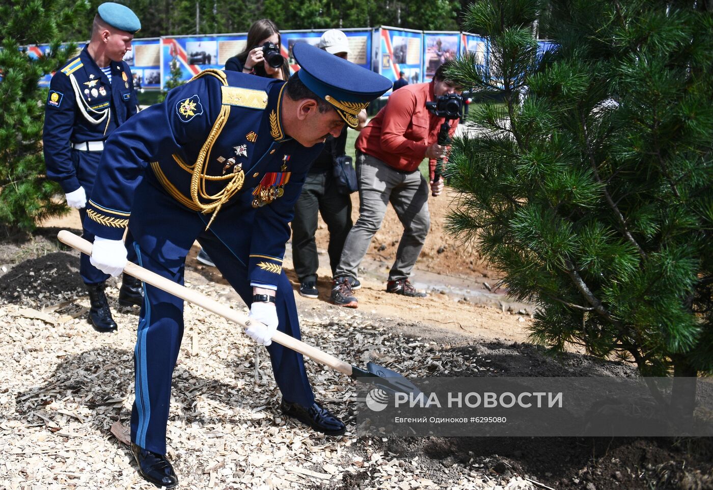 Открытие сквера Воздушно-десантных войск в парке "Патриот"