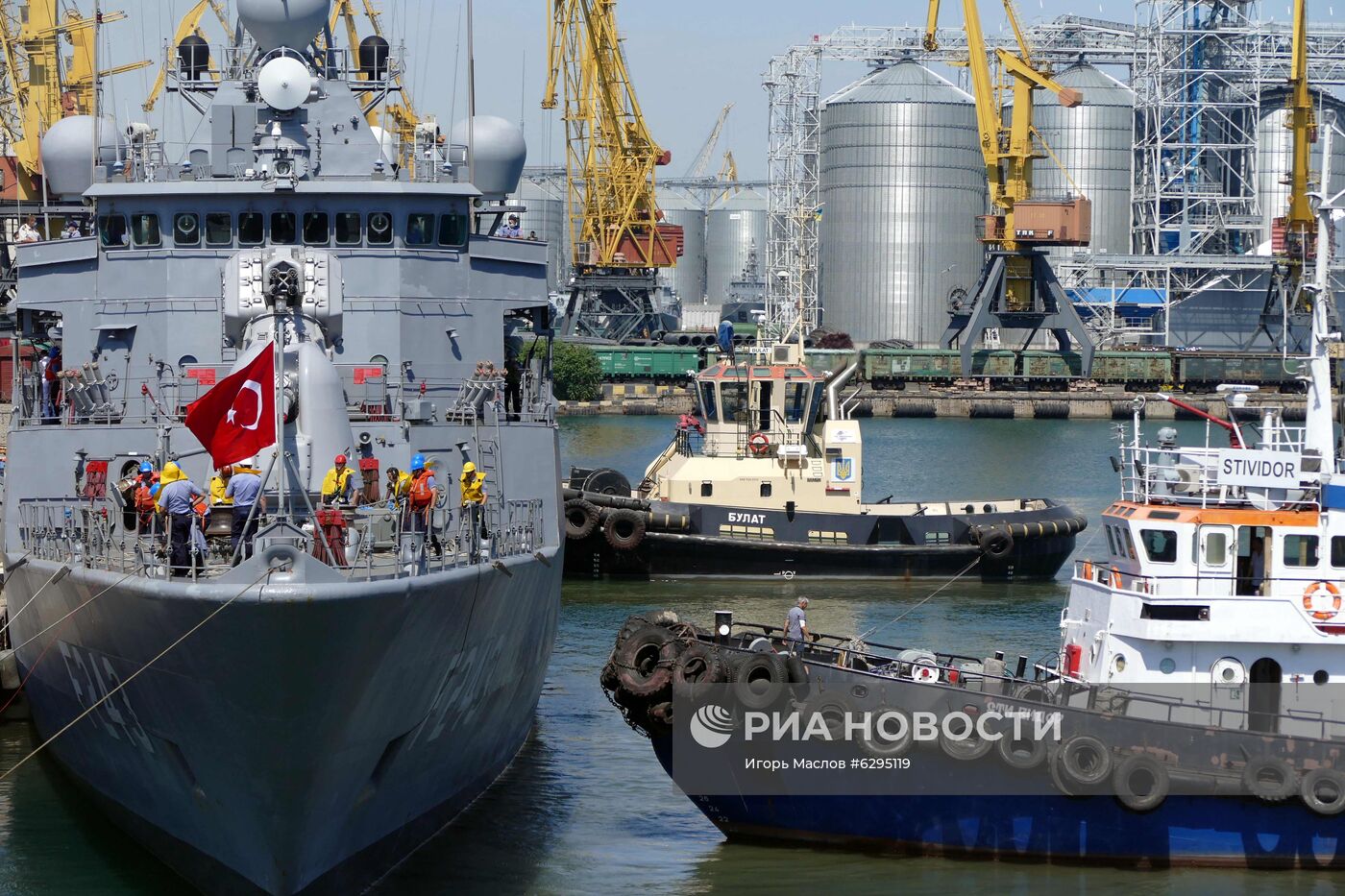 Эскадра НАТО в составе пяти кораблей зашла в Одессу